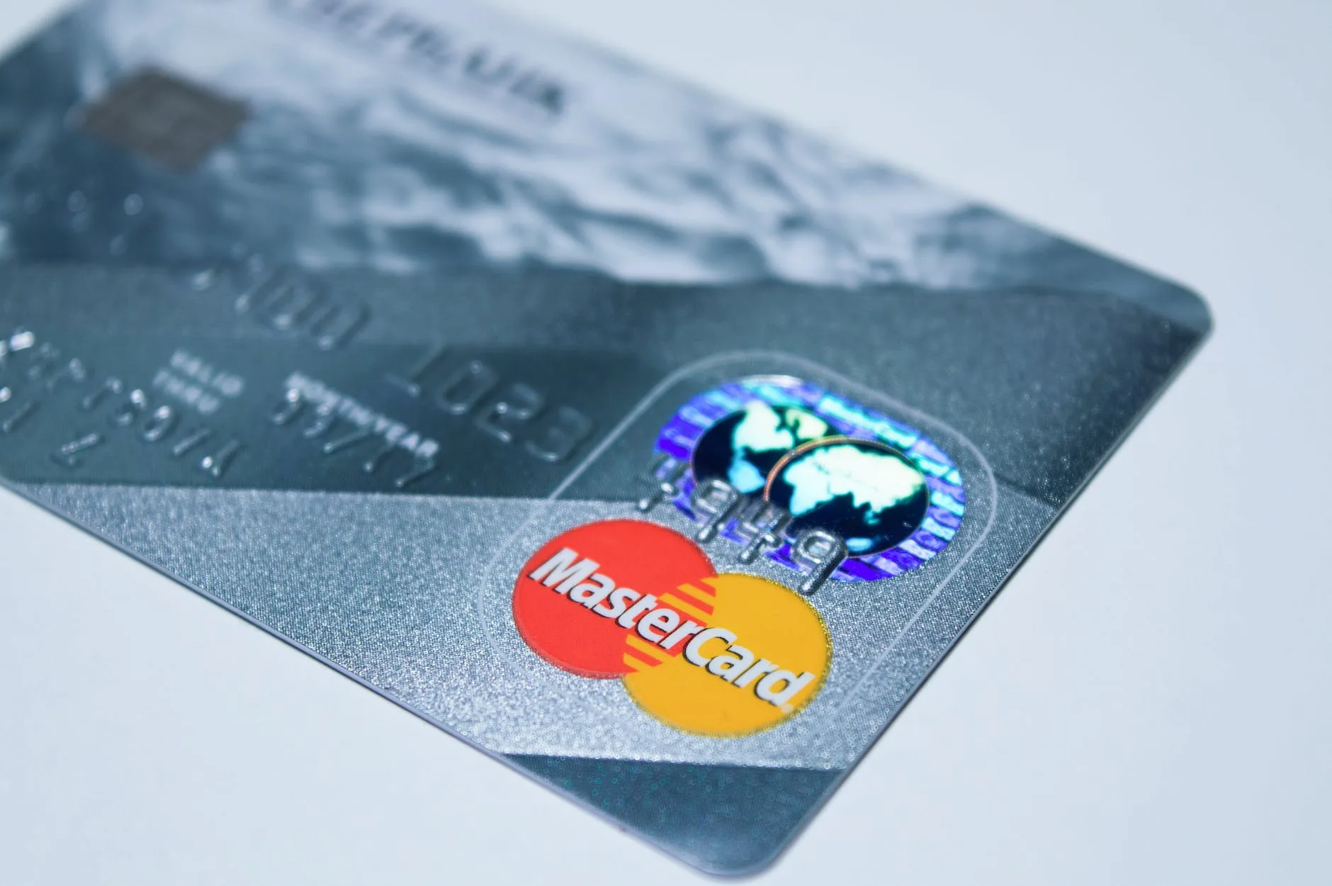 Role of Corporate Cards in Improving Business Credit and Cashflow